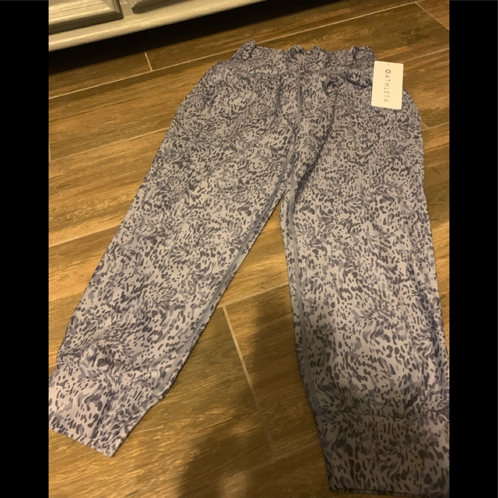 Athleta salutation crops